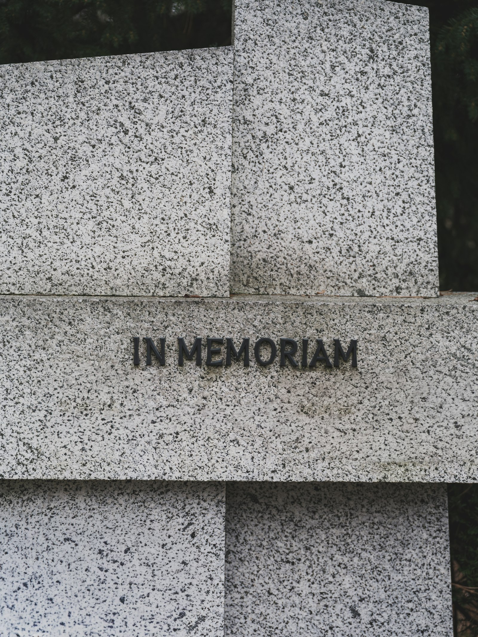 Granite monument with "in memoriam" inscription.