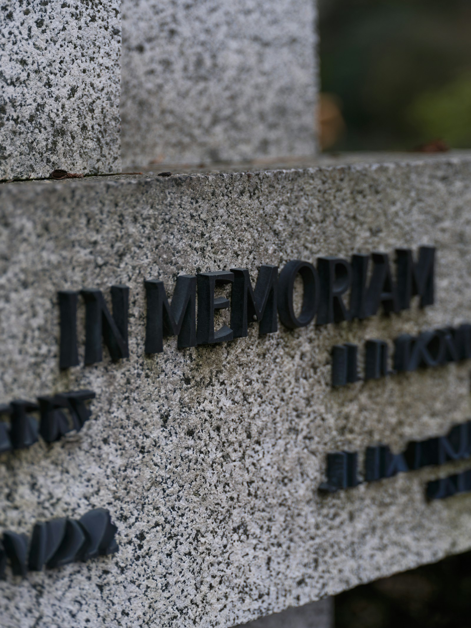 Stone monument with "in memoriam" inscription.